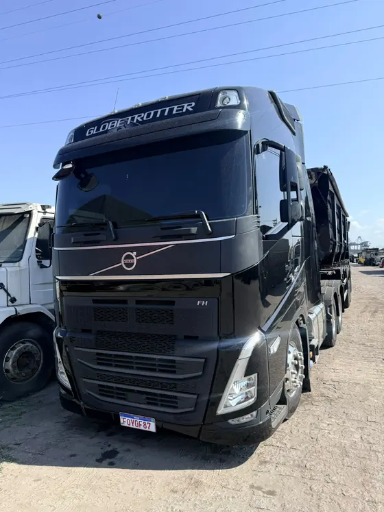 Outro caminhão fotografado pela oficina